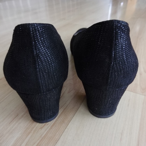 Salvatore Ferragamo Embossed Leather Pumps 8 AA - Picture 4 of 8